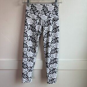 DEFINE YOUR INSPIRATION Black & White Floral Cropped Leggings
